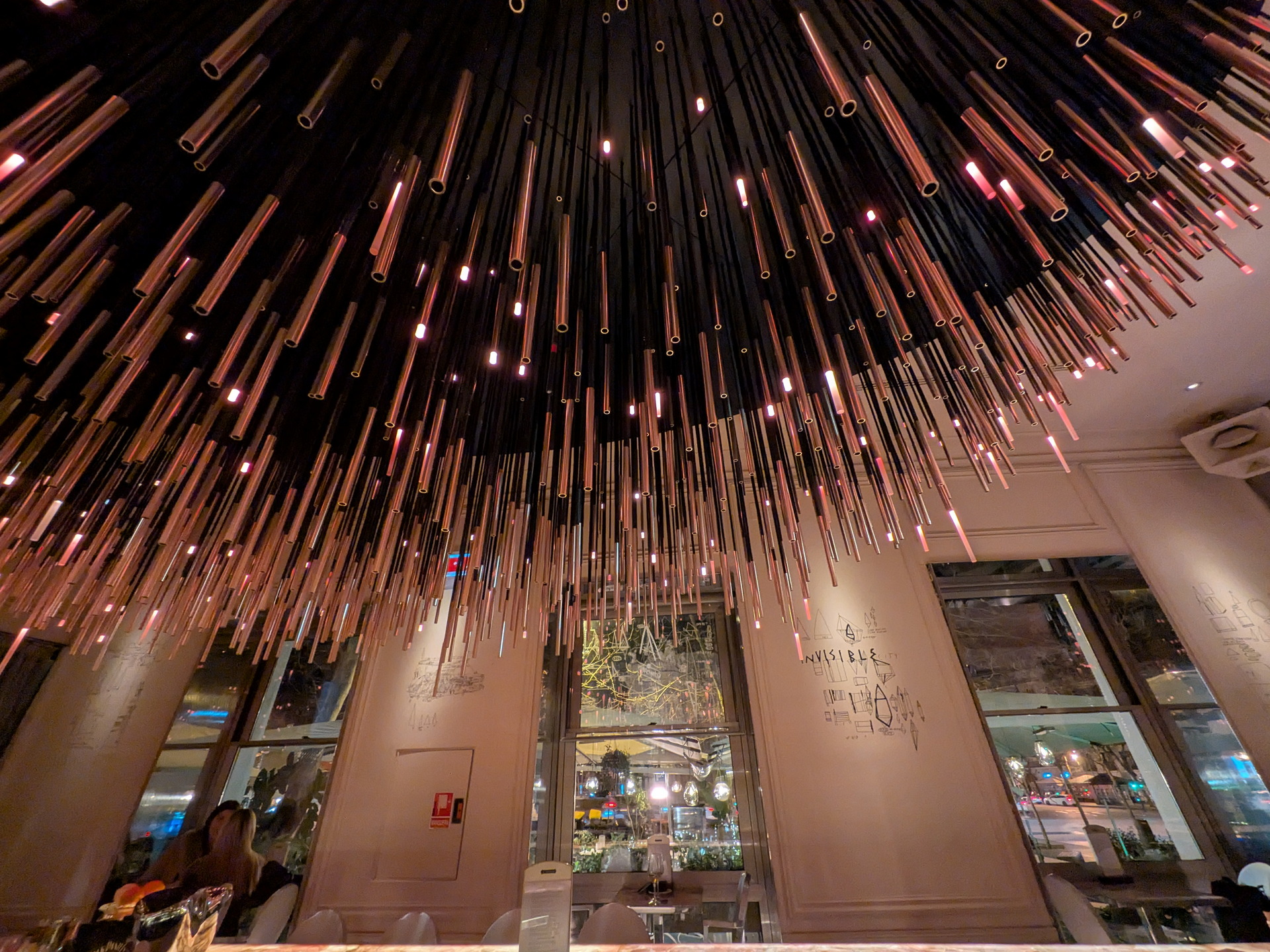 Techo de diseño moderno con luces colgantes en un elegante restaurante. Decoración contemporánea y ambiente acogedor.