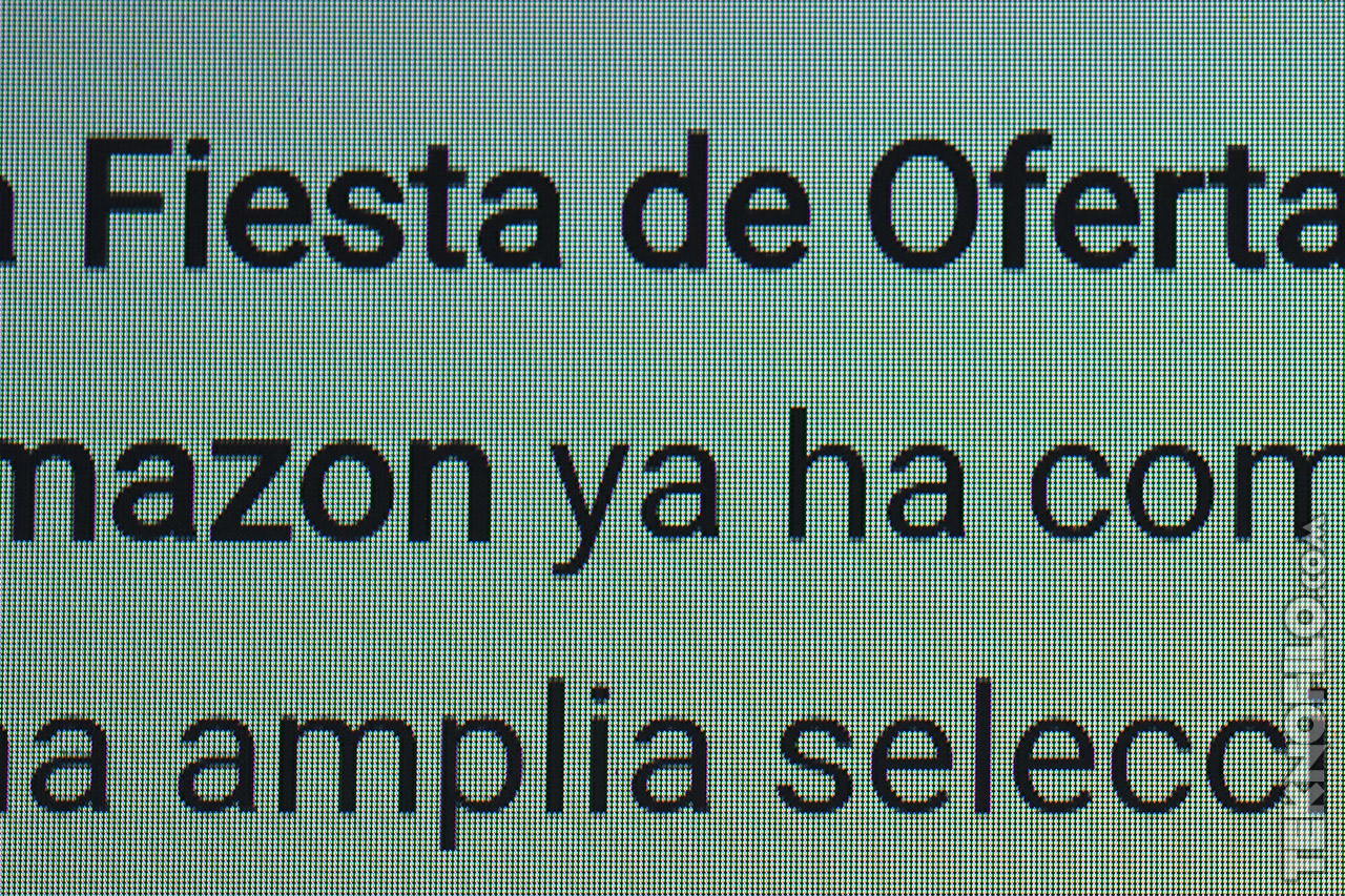 Texto pixelado mostrando ofertas en pantalla digital. Promociona descuentos en Amazon.