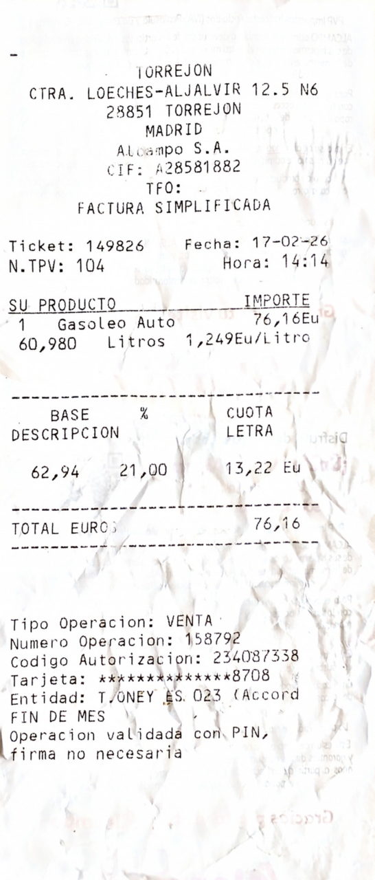 Recibo de combustible en Torrejón, muestra compra de 60,98 litros de gasóleo a 1,249€/litro por 76,16€. Fecha: 17-02-26.
