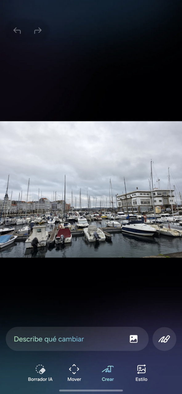 Puerto deportivo lleno de barcos bajo un cielo nublado, rodeado de edificios en un entorno urbano.