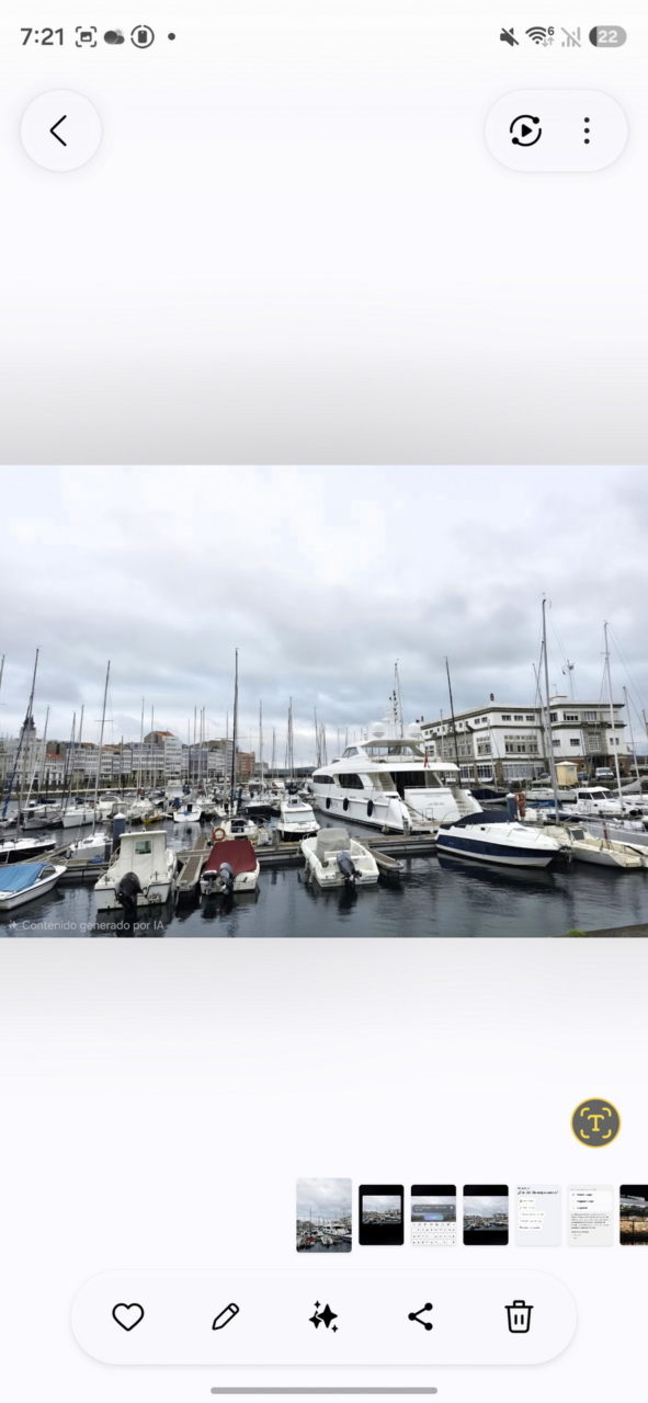 Marina llena de barcos y yates con edificios al fondo en un día nublado.