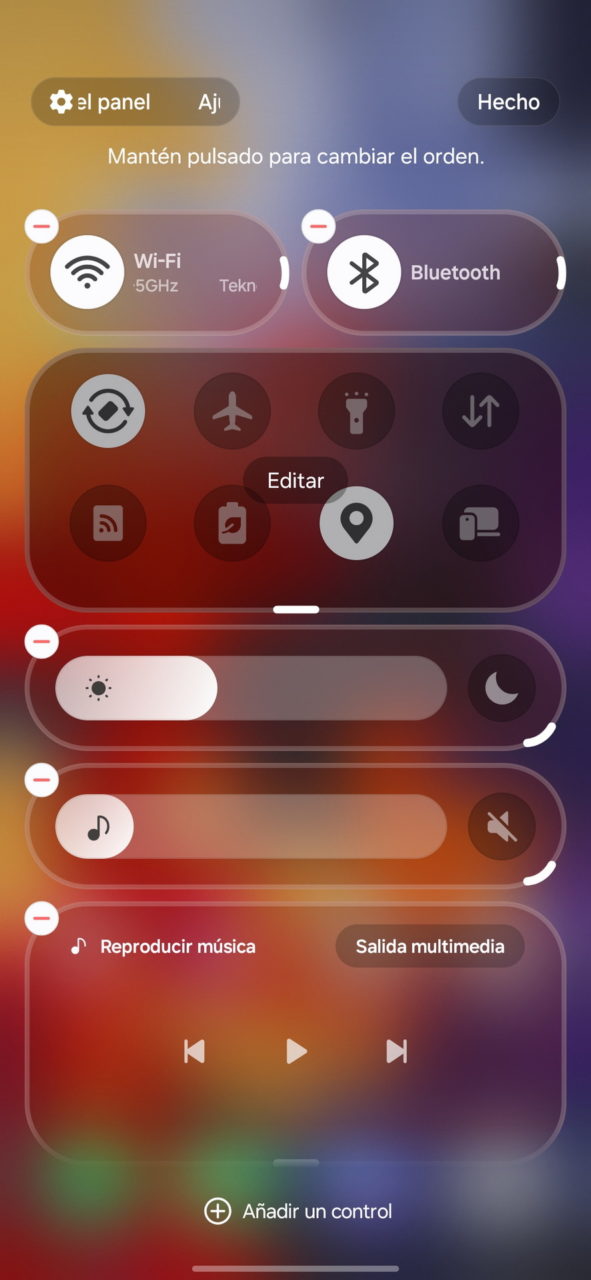 Pantalla de ajustes rápidos de un dispositivo móvil con opciones de Wi-Fi, Bluetooth, y control de brillo.