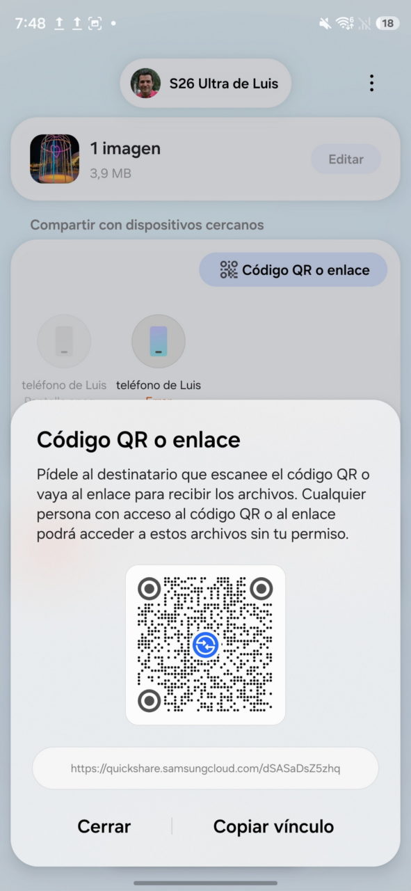 Pantalla de teléfono mostrando opción de compartir archivos mediante código QR o enlace en Quick Share.