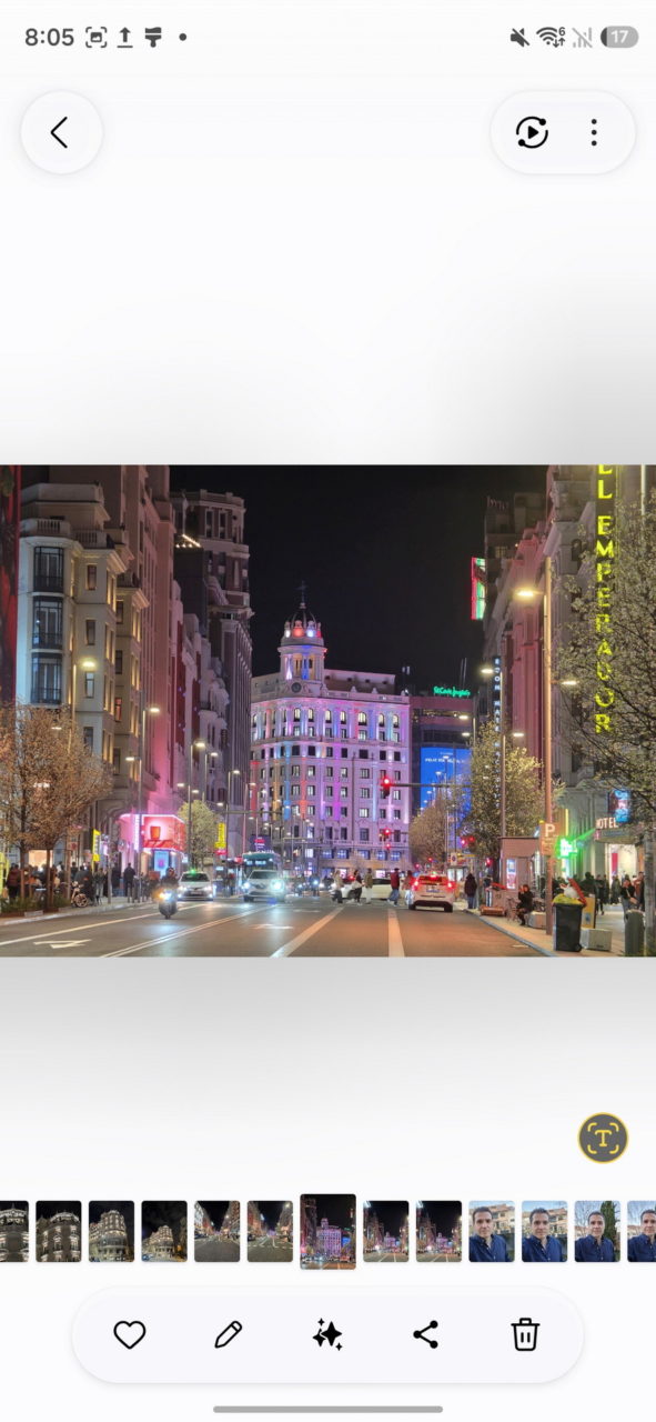 Vista nocturna de una calle iluminada de Madrid, con tráfico y edificios destacados.