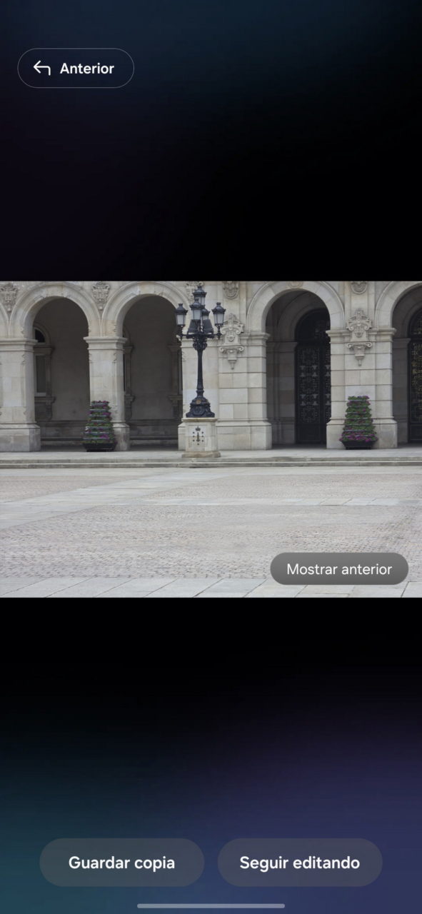 Plaza con arcos y faroles vintage, arquitectura clásica. Decoración con flores y detalles ornamentales.