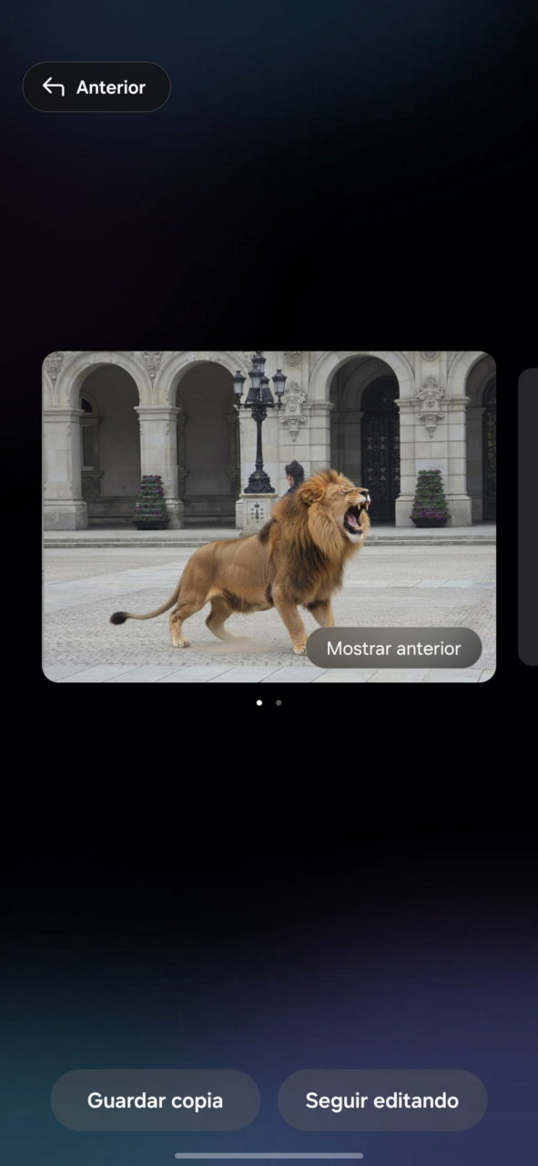 León rugiendo frente a un edificio histórico con arcos de piedra y farolas antiguas.