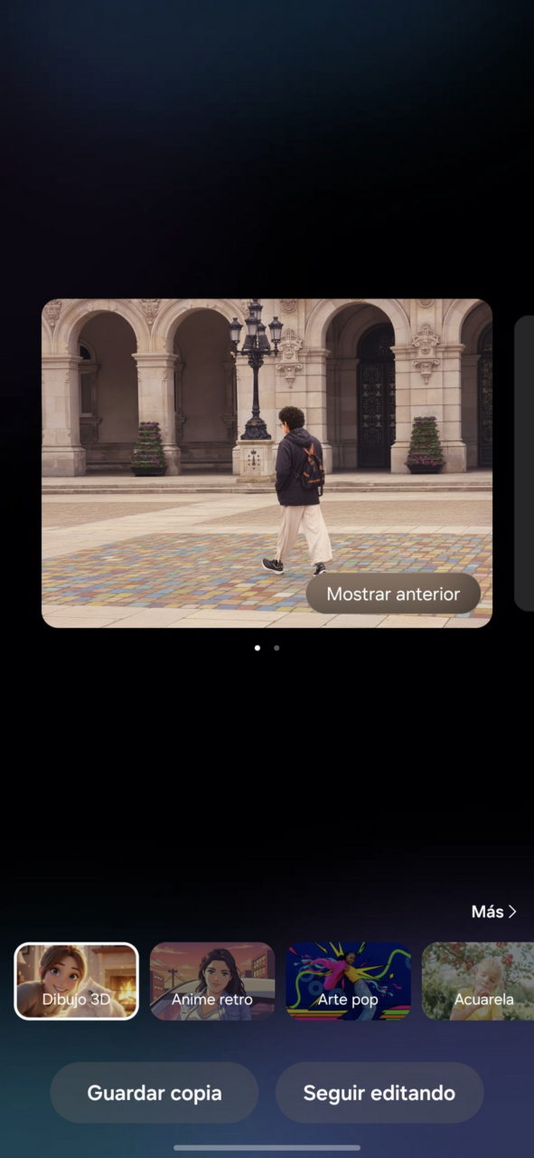 Usuario caminando frente a edificio histórico con arcos de piedra y farola clásica, piso de baldosas coloridas.