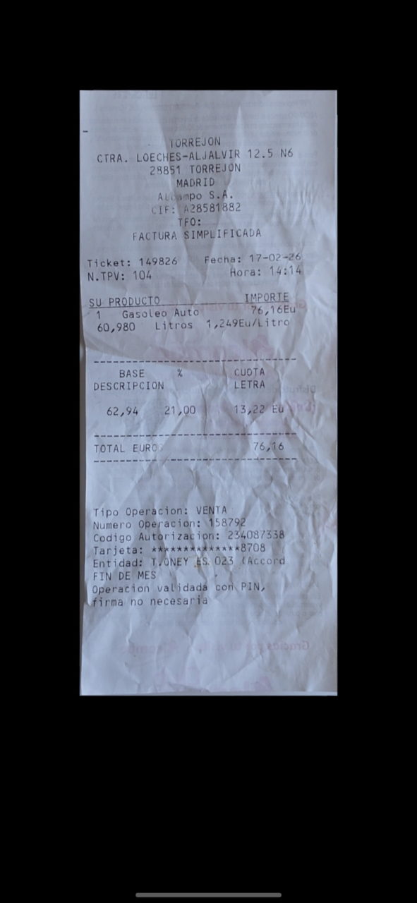 Recibo de compra de gasolina en Torrejón, Madrid, con detalle de litros y precio por litro, febrero 2026.