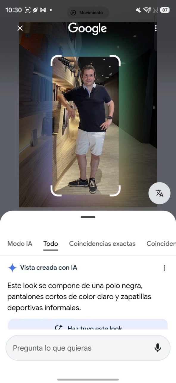 Persona con polo negra, pantalones cortos claros, zapatillas negras. Fondo de librería moderna y diseño minimalista.