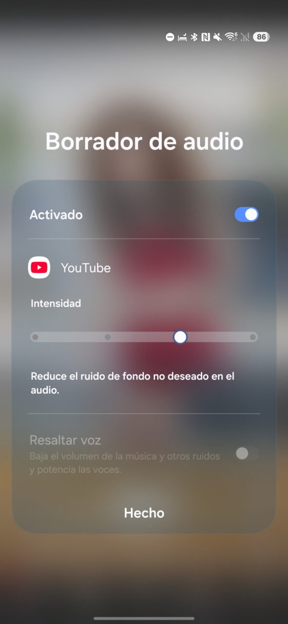 Interfaz del borrador de audio activado en dispositivo móvil con opciones de YouTube y ajuste de intensidad.