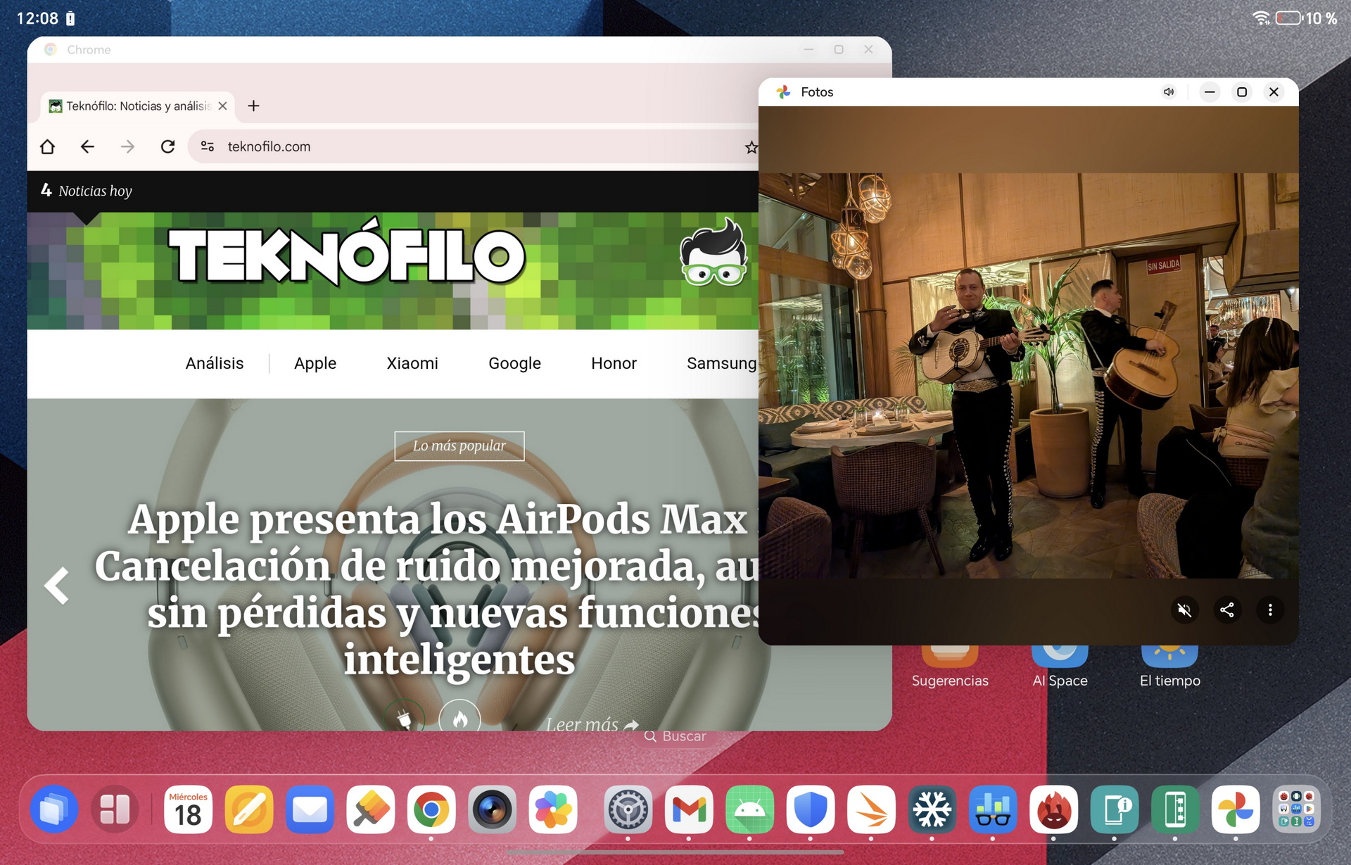 Pantalla de noticias de tecnología y grupo mariachi actuando en un restaurante.