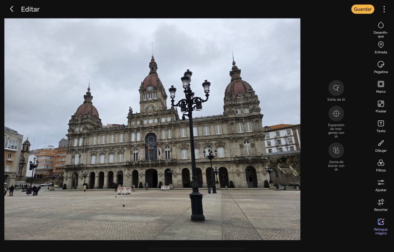 Edificio del ayuntamiento en una plaza de A Coruña, con cielo nublado y detalles arquitectónicos históricos.