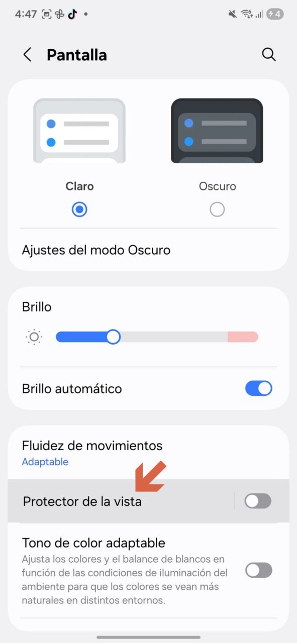 Configuración de pantalla en Android: modo claro, brillo, protector de vista, y tono de color adaptable.