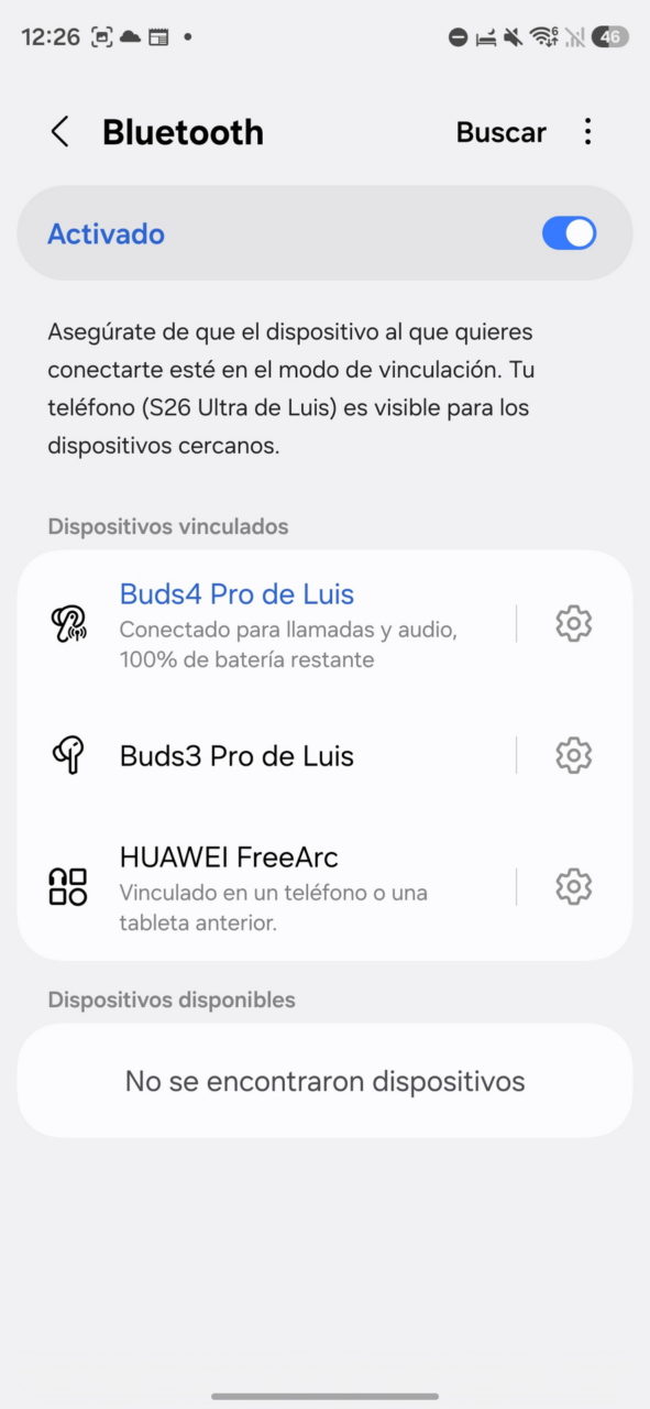 Pantalla de configuración Bluetooth activada con dispositivos vinculados, como Buds4 Pro y Buds3 Pro, sin otros disponibles.