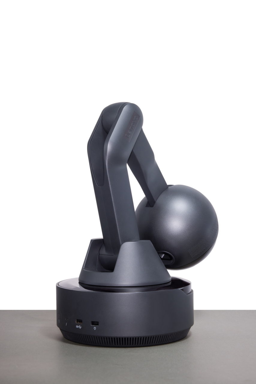 Cámara PTZ negra avanzada para videoconferencias, sobre mesa gris, destacando conectores y diseño moderno.