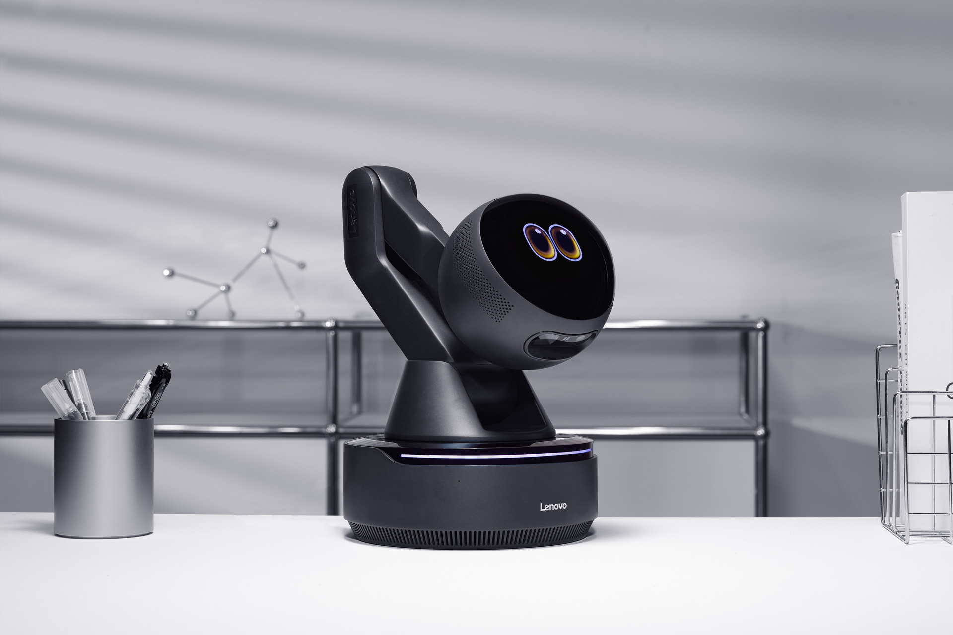 Robot Lenovo futurista sobre escritorio moderno con materiales de oficina y fondo desenfocado, iluminación tenue.