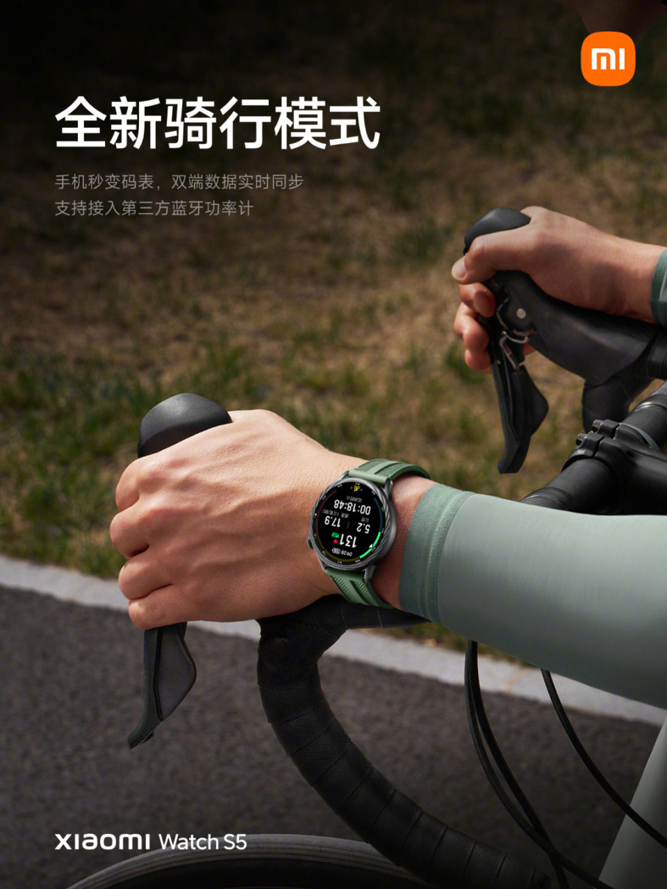 Persona en bicicleta con reloj inteligente Xiaomi Watch S5. Monitoreo de actividades y ciclismo.