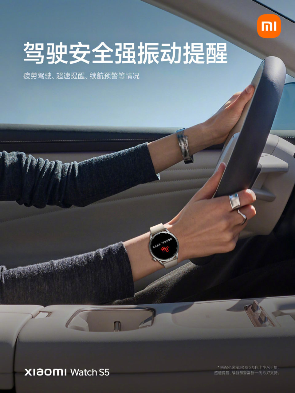Persona conduciendo con un reloj inteligente Xiaomi Watch S5 en la muñeca, mostrando notificación de seguridad.