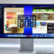 Apple Studio Display review en español: Análisis completo, opinión y prueba real Monitor con aplicaciones abiertas y sitio web de noticias tecnológicas. Escritorio digital organizado.