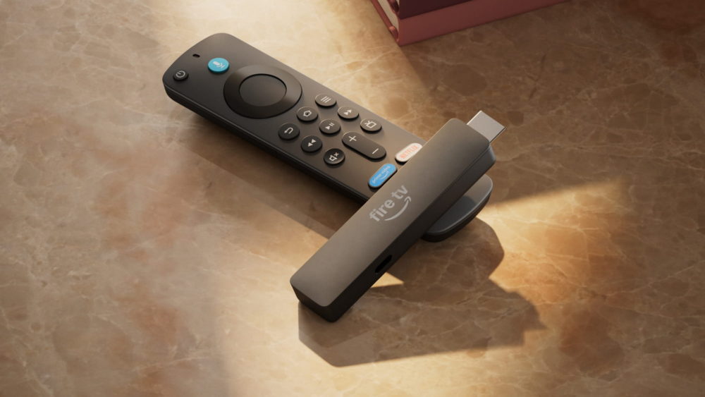 Amazon lanza el Fire TV Stick HD, su stick de streaming más delgado, por 49,99€ Control remoto y dispositivo Fire TV sobre mesa de mármol, destacando tecnología de streaming multimedia.