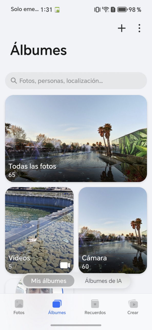 Pantalla de galería de álbumes de fotos en un smartphone, mostrando colecciones de imágenes y videos.
