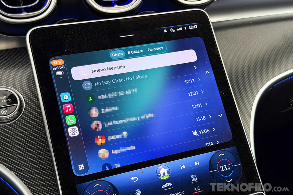 WhatsApp para CarPlay ya tiene una app nativa: así cambia la experiencia en el coche Pantalla de mensajes en sistema de infoentretenimiento de coche, muestran chats y aplicaciones en funcionamiento.