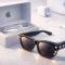 Apple prepara unas gafas inteligentes para plantar cara a las Ray-Ban Meta Gafas inteligentes de Apple con tecnología avanzada, junto a caja y cargador en fondo minimalista.