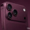 El iPhone 18 Pro podría llegar en color “Dark Cherry”, una mezcla de burdeos, café y púrpura intenso Cámara de un teléfono inteligente color burdeos con triple lente y flash LED en fondo oscuro.