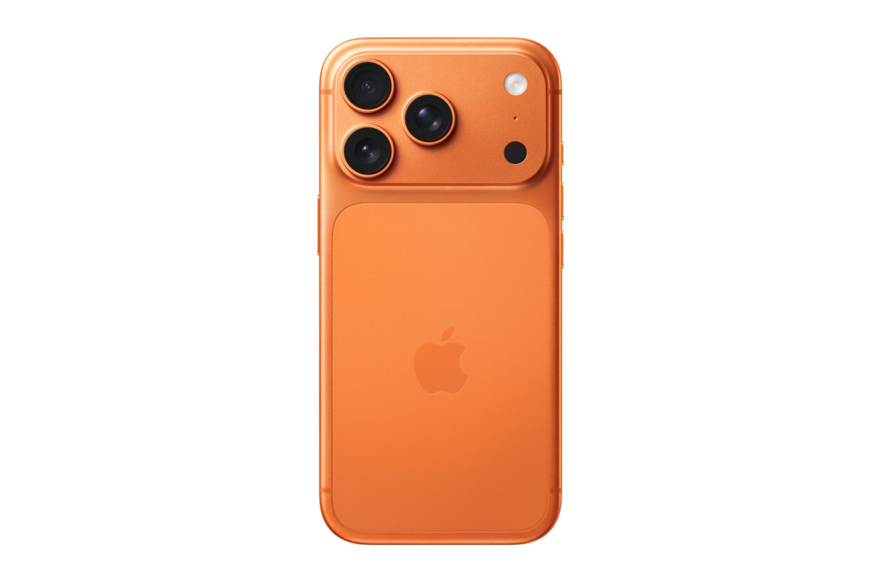 Smartphone naranja con triple cámara trasera, vista posterior. Diseño moderno de última generación.