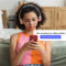 Joven con auriculares en habitación, revisando la configuración de seguridad actualizada en su smartphone.