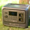 Generador solar portátil Bluetti Elite 100 sobre césped, ideal para energía renovable al aire libre.