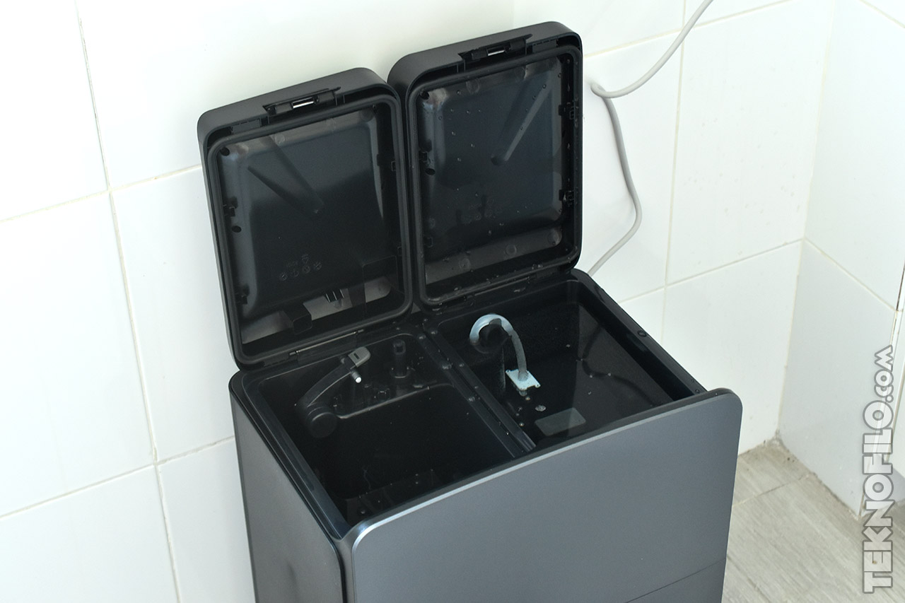 Cubo de basura inteligente con tapa automática abierta en cocina moderna.