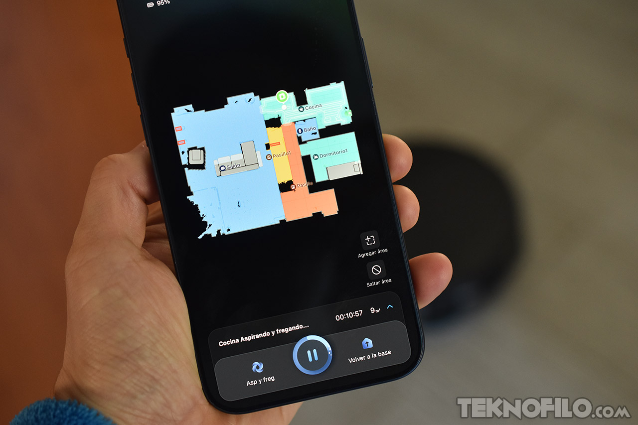 Pantalla de app de robot aspiradora mostrando mapa de limpieza de un hogar en un smartphone.