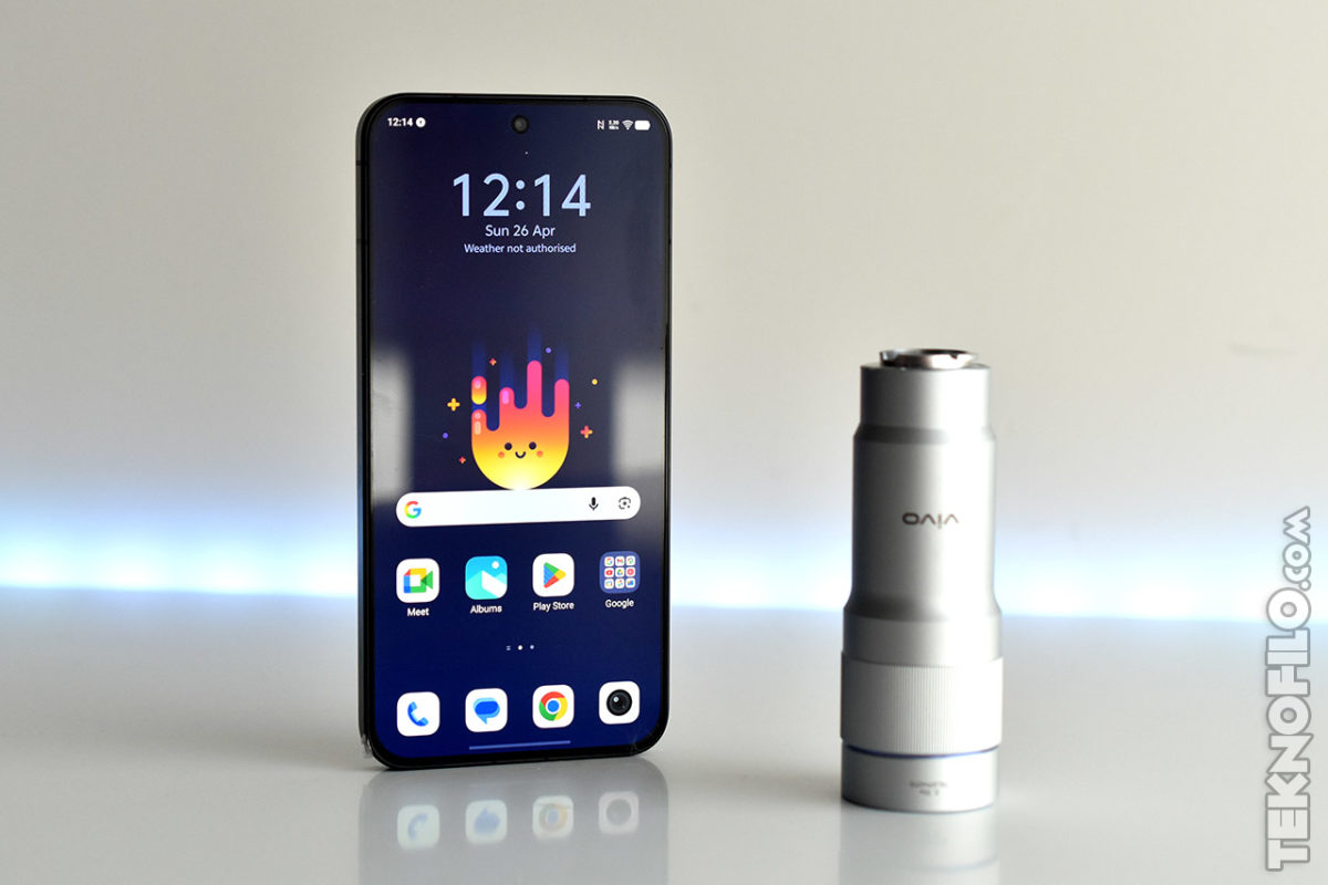Análisis del vivo X300 FE a fondo y opinión Smartphone moderno junto a lente de cámara, pantalla mostrando íconos y hora, ambiente tecnológico iluminado.