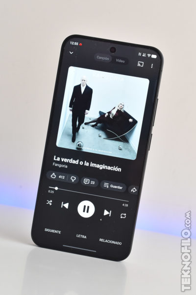 Pantalla de smartphone mostrando la canción La verdad o la imaginación de Fangoria en reproductor de música.