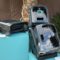 Robots limpia-piscinas Aiper expuestos sobre podio turquesa, innovadora tecnología para mantenimiento de piscinas.