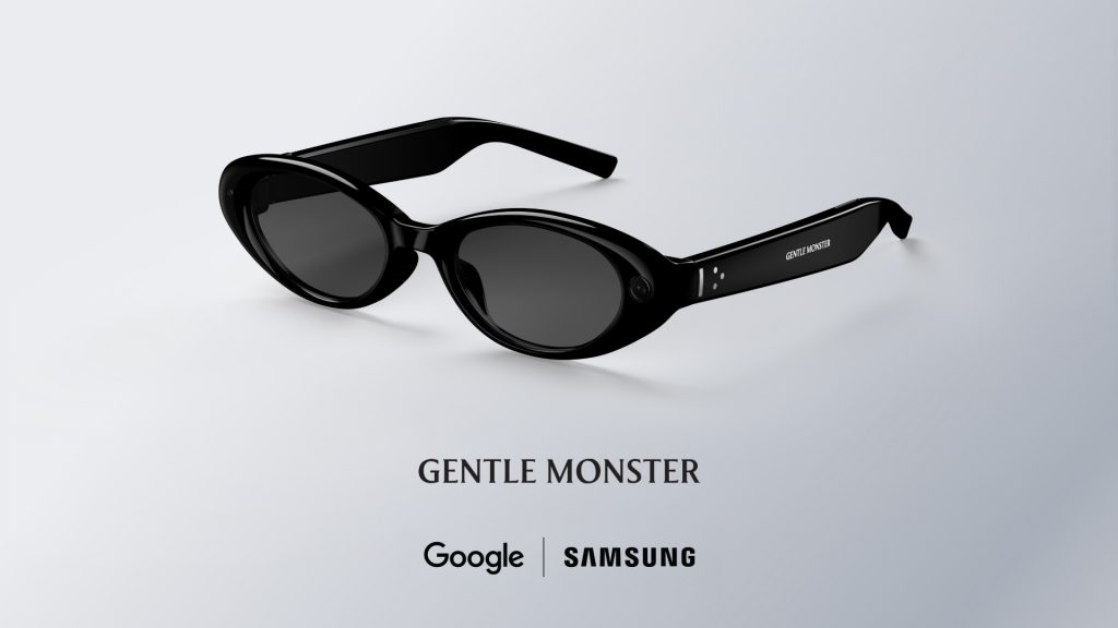 Gafas de sol negras Gentle Monster con logotipos de Google y Samsung, diseño elegante y moderno.