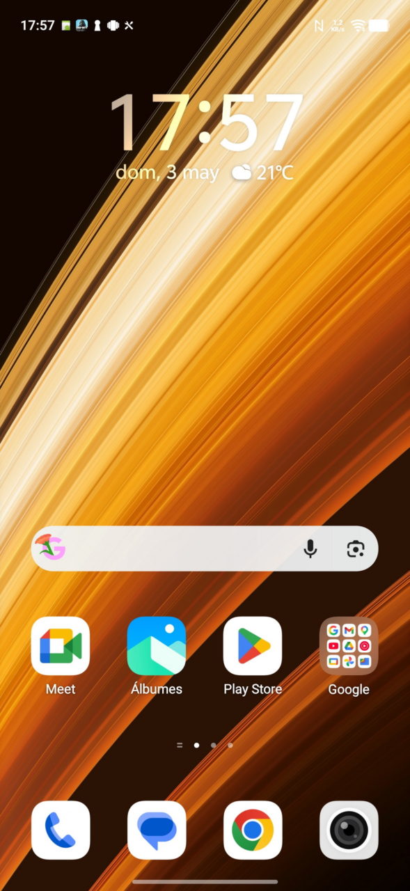 Pantalla de inicio de smartphone con fondo abstracto naranja y aplicaciones como Google, Play Store y Cámara.