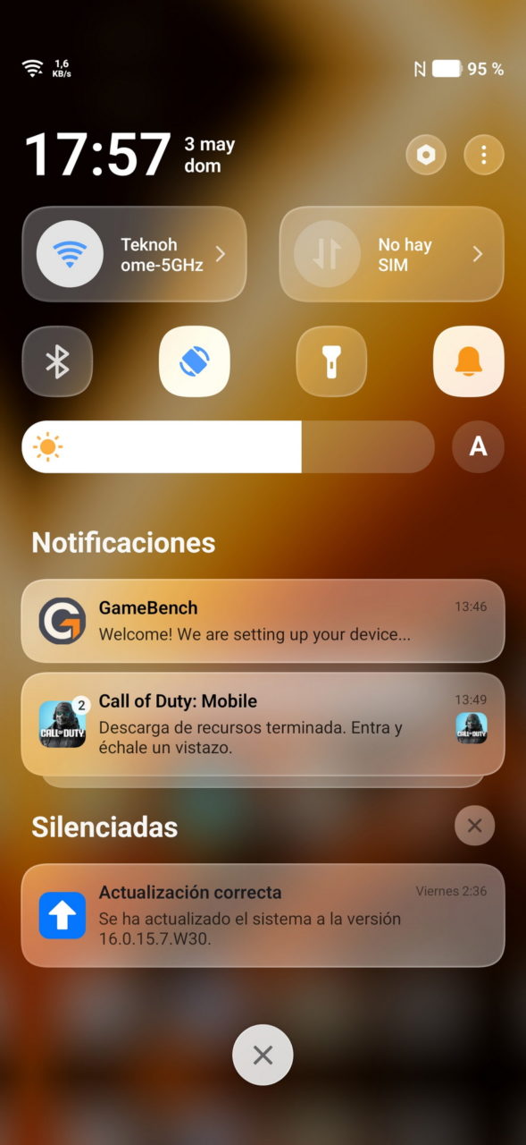 Notificaciones del dispositivo móvil mostrando actualizaciones de apps y sistema, con wifi y batería al 95%.