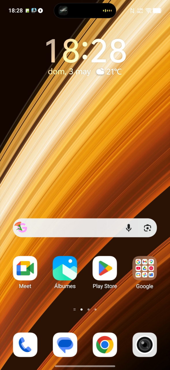 Pantalla de inicio de smartphone con widgets de tiempo y clima, y aplicaciones como Meet y Play Store. Fondo abstracto dorado.