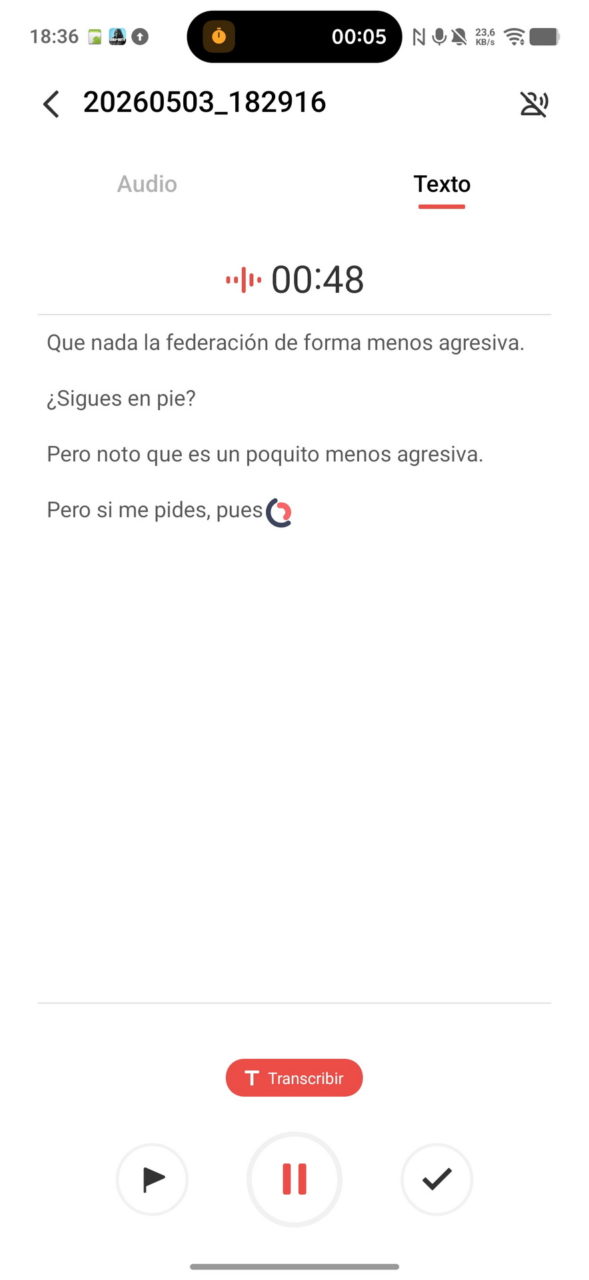 Pantalla de transcripción de audio con texto parcial y opción de pausar o verificar.