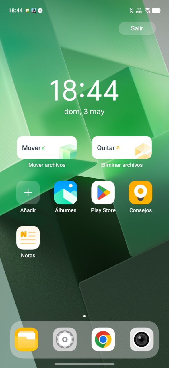 Pantalla de inicio de smartphone con aplicaciones: Mover, Álbumes, Play Store y Notas. Fecha: 3 de mayo, 18:44.