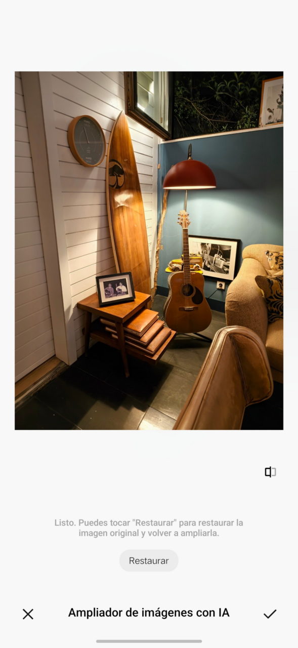 Habitación acogedora con decoración de guitarra, tabla de surf, lámpara y fotos en un rincón bien iluminado.