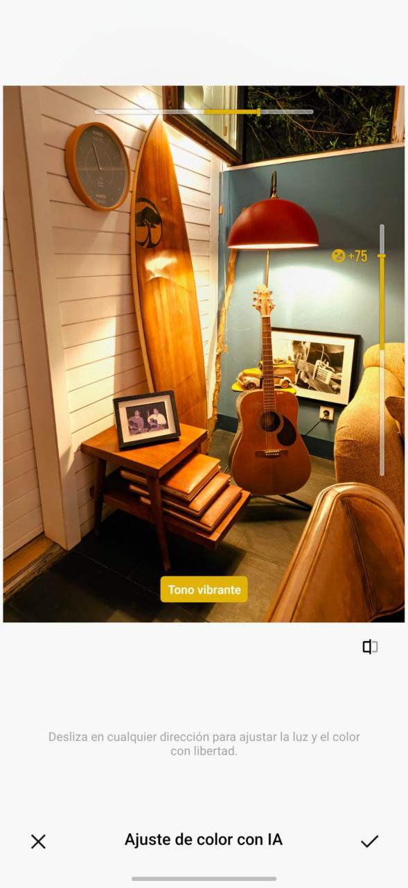 Rincón acogedor con tabla de surf, guitarra y lámpara roja. Decoración retro y vibrante para amantes de lo vintage.