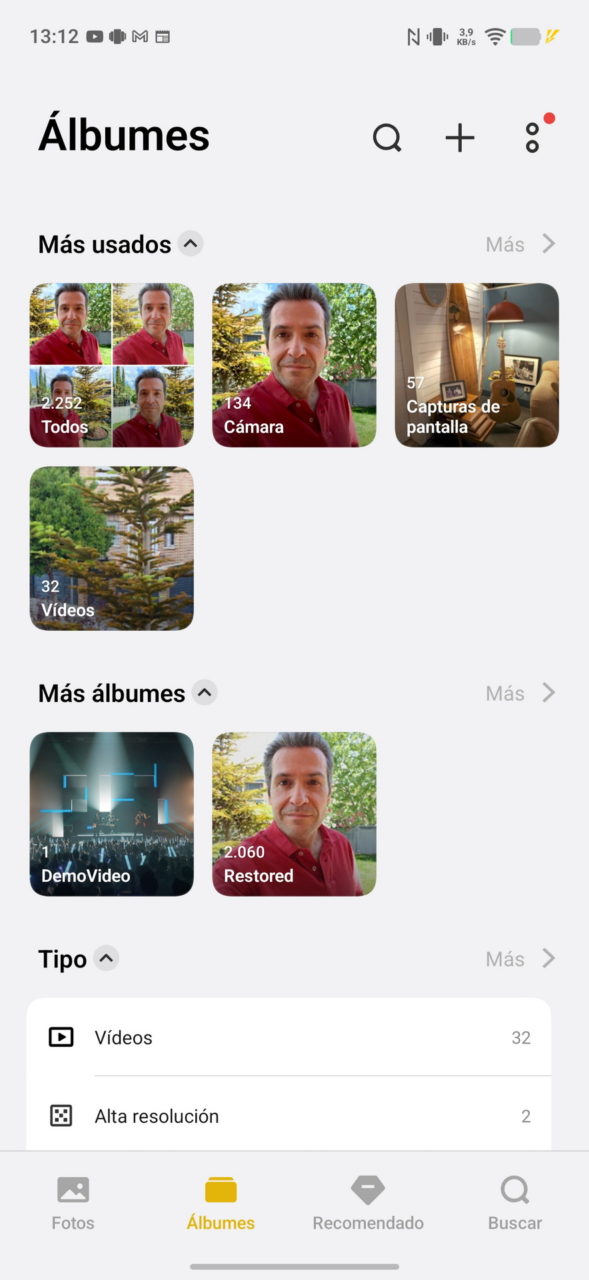 Pantalla de álbumes de fotos en un smartphone, mostrando categorías como Cámara, Capturas de pantalla y Vídeos.