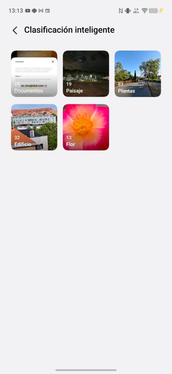 Pantalla de clasificación inteligente con categorías: Documentos, Paisaje, Plantas, Edificio y Flor.