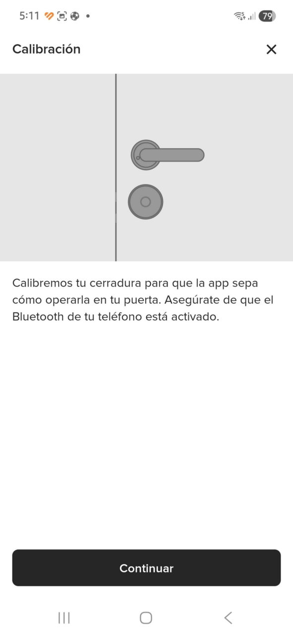 Cerradura inteligente en proceso de calibración, activar Bluetooth para funcionamiento correcto. Botón continuar visible.