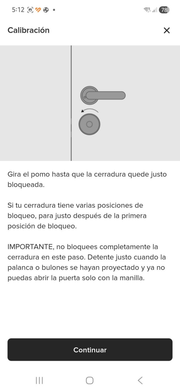 Instrucciones de calibración de cerradura de puerta con manilla y pomo señalando dirección de giro.