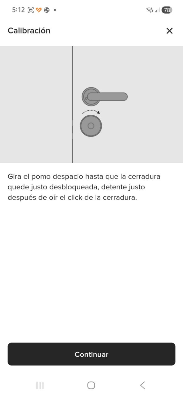 Instrucciones para girar el pomo de la puerta y desbloquear la cerradura en una app de calibración.
