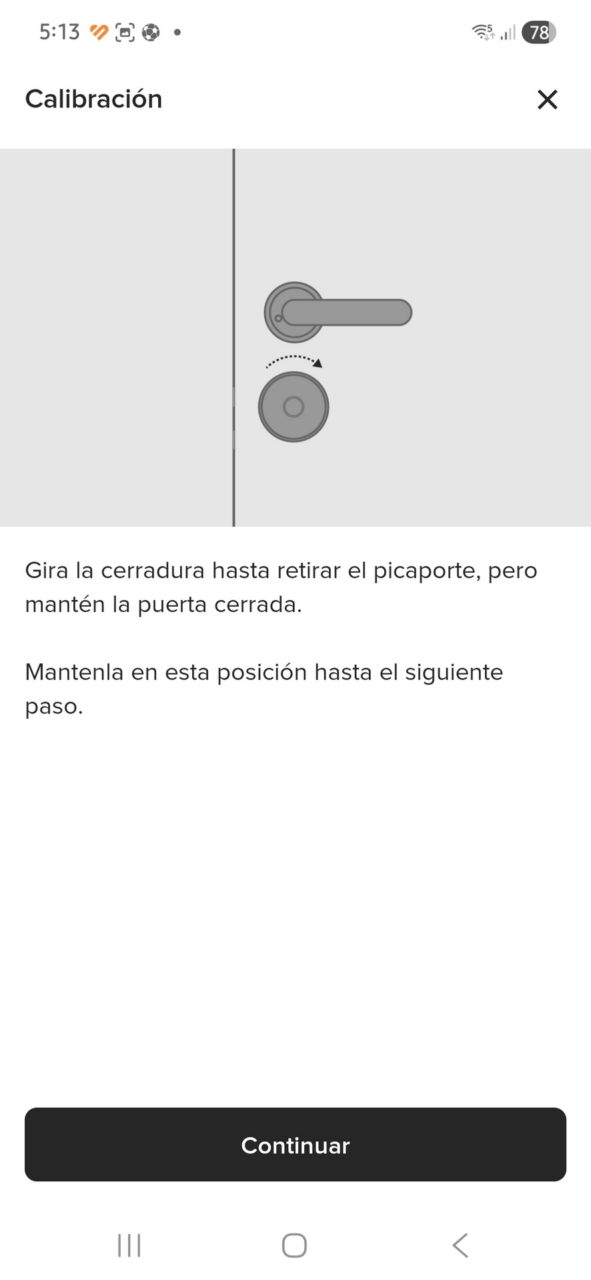 Instrucciones de calibración para ajustar la cerradura y el picaporte de una puerta, con botón para continuar.